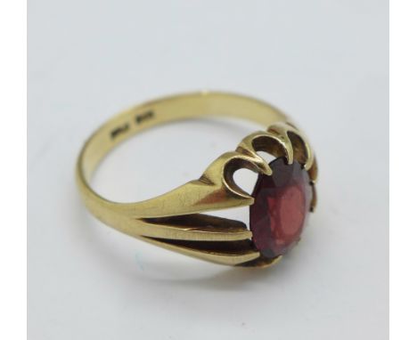 A 9ct gold and garnet ring, 3.8g, R