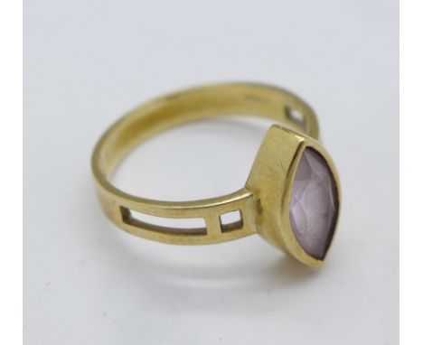 A 9ct gold and amethyst ring, 2.5g, M