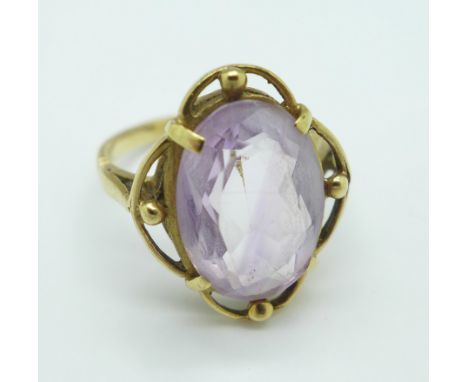 A 9ct gold and amethyst ring, 3.5g, K