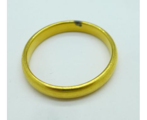 A 22ct gold wedding band, 5.1g, R