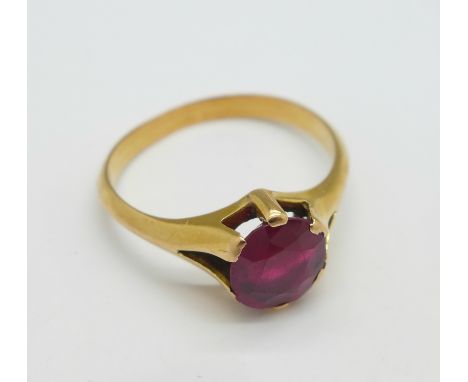 A yellow metal and red stone ring, 4.1g, R