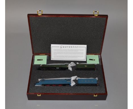 OO Gauge. Bachmann. A4 class "Mallard" twin locomotive presentation pack, with etched nameplates. Housed in fitted wooden cas