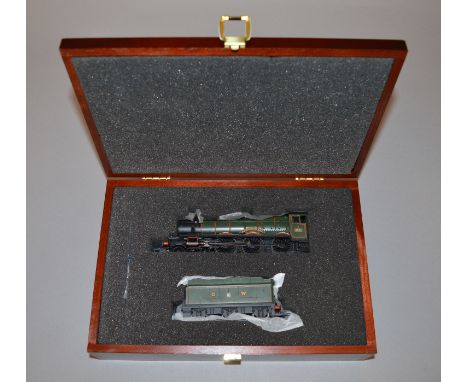 OO Gauge Bachmann. GWR Hall class "Ravingham Hall", house in fitted wooden case, certificate present. VG/E.