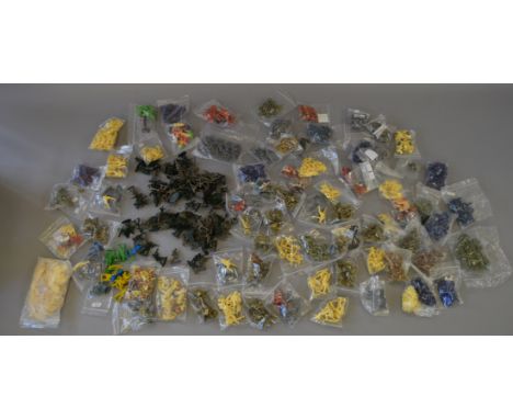 Very good quantity of plastic figures, mostly 1:72 scale soldiers, but also includes animals, Western figures, etc. Various m