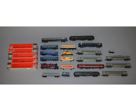 OO Gauge/H0 scale mixed lot. Includes Tri-ang locomotive & 24 assorted rolling stock. Overall F/G