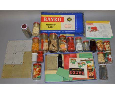 Bayko. Accessory outfit 14C, together a good quantity of loose parts.