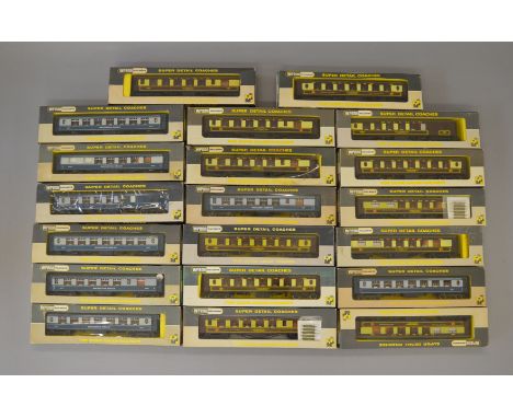 OO Gauge. Wrenn. 20 x Boxed Pullman, Golden Arrow & Brighton Belle coaches. Overall G+