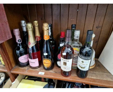 12 bottles of alcohol and an empty Bells ceramic decanter. Includes Bredon Champagne, Prosecco, Aberlour Single Malt whisky, 