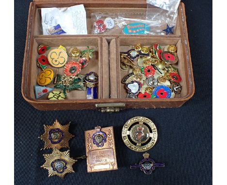 A COLLECTION OF ENAMEL BADGES to include poppy, guides, brownies etc 