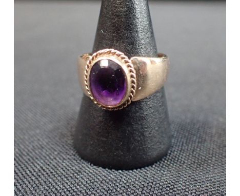A 9CT YELLOW GOLD AMETHYST RING Birmingham 1990, approx 6gms