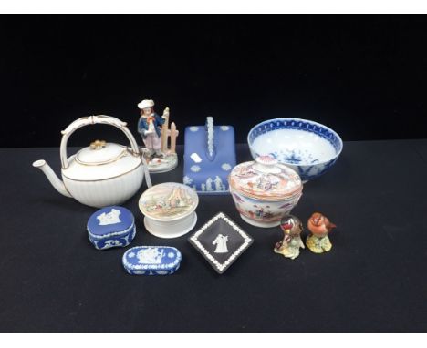 A BLUE AND WHITE PEARLWARE BOWL (cracked) with other ceramics including a chinoiserie sucrier, Wedgwood wares, pot lid, Beswi