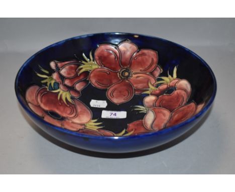 A vintage Moorcroft fruit bowl having deep blue gound with Anemone design
Good condition,nothing to note.