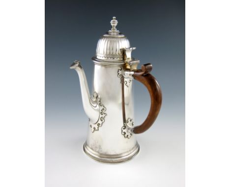 A modern Britannia standard silver coffee pot, by Payne and Son, of Oxford, London 1968, in the Queen Anne manner, tapering c