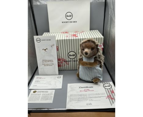 Boxed Steiff no 690 Mrs Tiggy Winkle. 
Good condition, no damage. 