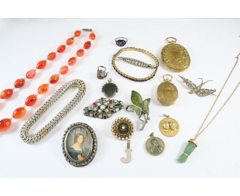 A QUANTITY OF JEWELLERY including a carnelian bead necklace with crystal spacers, a bracelet of woven silver and gold, a jade