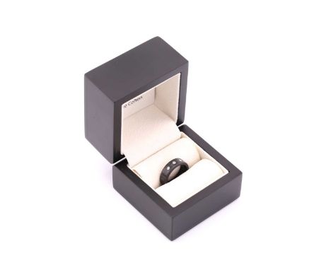 An Anne Cohen carbon fibre diamond three stone ring, comprising of a carbon fibre C6 flat band measuring 6x2.5mm with a sligh