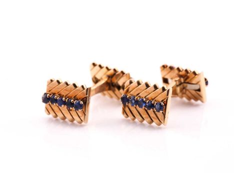 A pair of sapphire set dress cufflinks, featuring twenty round claw set cufflinks on T-bar rigid cufflinks on yellow metal (t