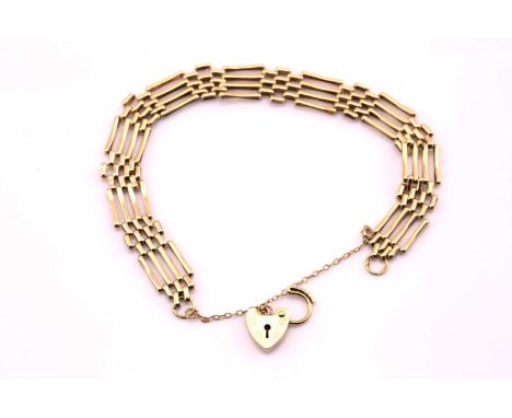 A 9ct yellow gold gate bracelet and heart padlock, with an 8.7mm wide gate link, measuring approximately 17cm in overall leng