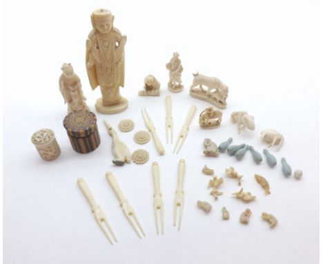 A mixed lot of various early 20th Century bone/ivory figures and animals, Netsuke etc (qty) 100-120