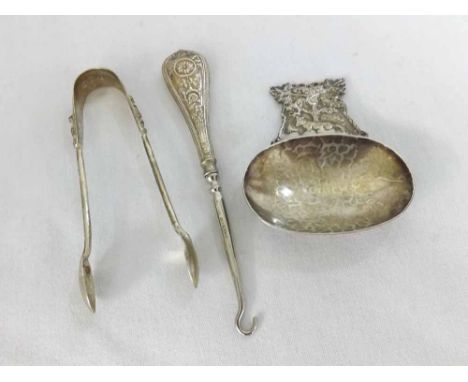 Mixed lot to include an early 20th Century Silver Caddy spoon with hammered bowl and handle decorated with fox and vine leaf 