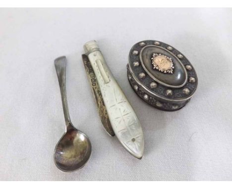 A Mixed Lot including a Continental white metal oval Patch Box with mirrored interior, gilt cartouche to lid, 40mm x 30mm, st