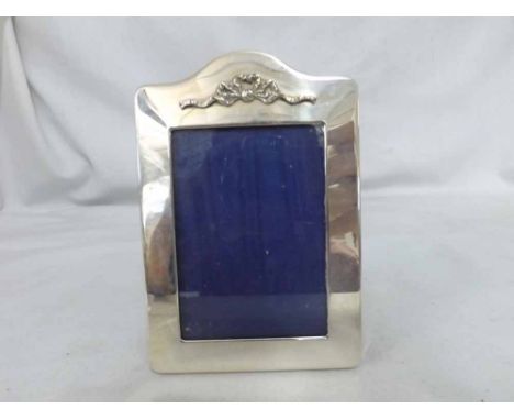 A small Elizabeth II Silver Mounted Photograph Frame fitted with easel back and decorated with ribbon design, 5" high, hallma
