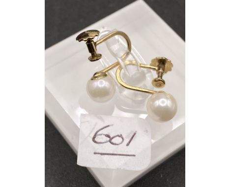 A pair of vintage screw back 9ct &amp; pearl earrings 1.8g inc