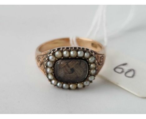 An early Victorian pearl set mourning ring in 15ct size P 4.3g