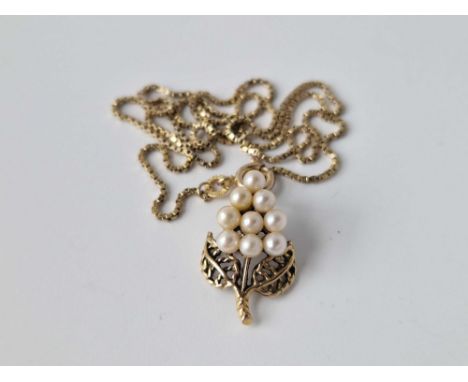 A vintage pearl grape pendant 9ct on 9ct chain 3.9g