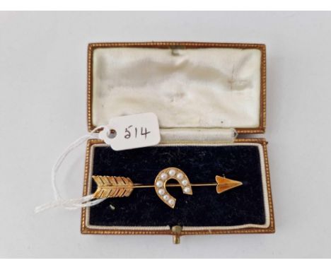 AN ATTRACTIVE BOXED ARROW &amp; HORSESHOE BROOCH