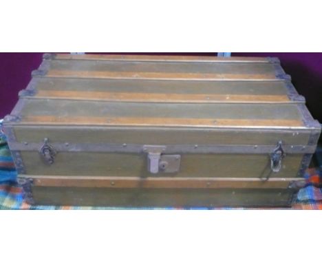 Vintage rectangular flat-top wooden slatted trunk (43cm x 82cm x 32cm) 