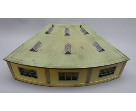 Marklin '00' guage tinplate three-rail engine shed of fan shaped segmental form with windows, roof lights and three pairs of 