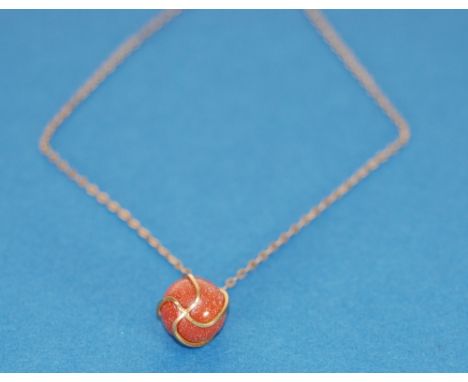 9ct GOLD FINE CHAIN NECKLACE, 16 1/2" long and the GOLD WIRE AND CAPTIVE AVENTURINE BEAD PENDANT