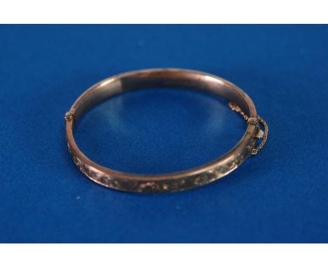 EDWARDIAN 9ct GOLD HINGE OPENING HOLLOW BANGLE, with foliate scroll engraved top, Birmingham 1902, approx 7gms 