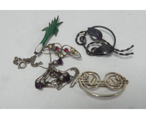 LATE NINETEENTH CENTURY ART NOUVEAU DESIGN SCROLLED THISTLE FLOWER NECKLACE/PENDANT, set with amethyst coloured stones and ha