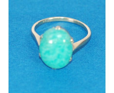 9ct GOLD RING SET WITH A CABOCHON OVAL GREEN JADE, 3.6 gms