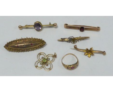 9ct GOLD BAR BROOCH, set to the centre with an oval garnet, SMALLER DITTO with flower-head to centre, a 9ct GOLD QUATREFOIL W