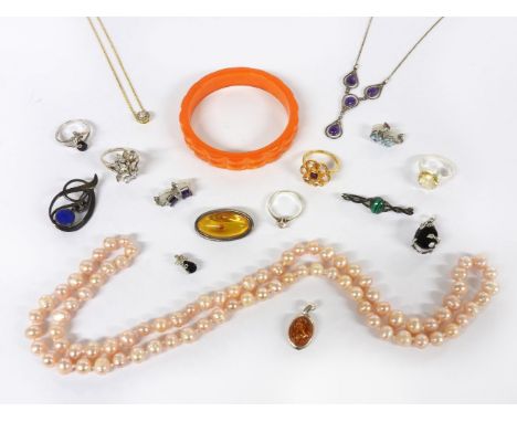 A collection of jewellery, to include an orange Bakelite carved panel bangle, a silver gilt ruby and berry stone cluster ring