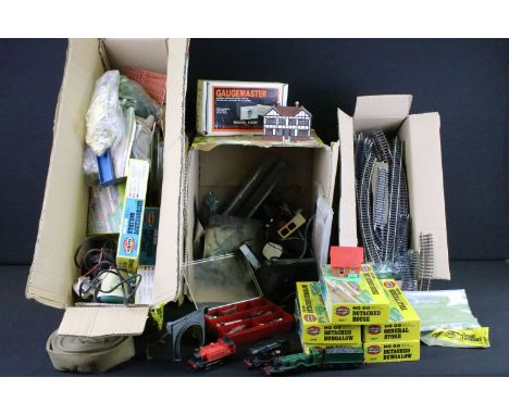 Quantity of OO gauge model railway to include boxed and unbuilt Airfix plastic trackside model kits, locomotives, various tra