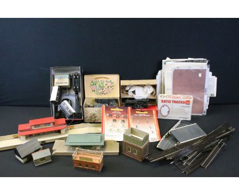 Collection of model railway to include boxed TTR 4-4-0 Engine &amp; Tender Passenger LMR, 11 x items of OO gauge rolling stoc