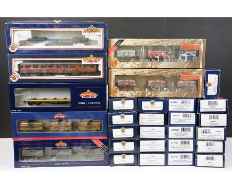 28 Boxed Bachmann OO gauge items of rolling stock and three item sets to include 4 x Murphy Models (MM1702, MM1701, MM1703 an
