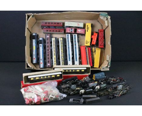 17 OO / HO gauge items of rolling stock to include Hornby, Lima, Triang, Bachmann etc to include North American lines, plus 2