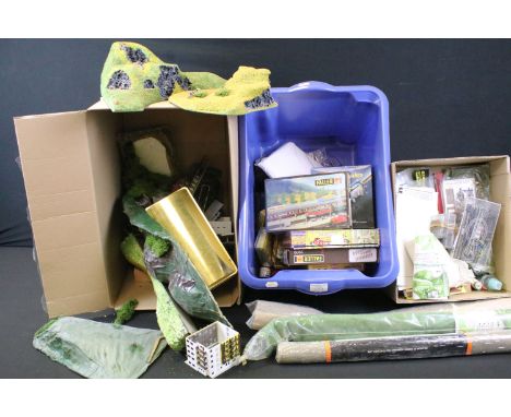 Quantity of Z and HO gauge accessories to include sealed Faller 2718 Z kit, boxed Faller Z 2909, Busch Micro Electronic 5954 
