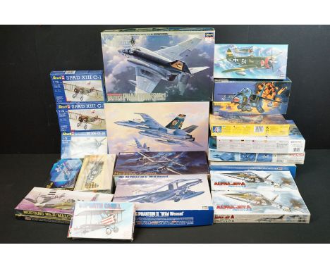Collection of 18 boxed plastic model kits to include mainly 1/72 and 1/48 scale models featuring 9 x Hasegawa Hobby Kits (041