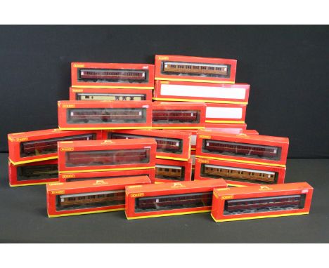 26 Boxed Hornby OO gauge items of rolling stock to include R4263A BR 61ft 6in Buffet Car E9127 E, R4387 Pullman Bar Car Diamo