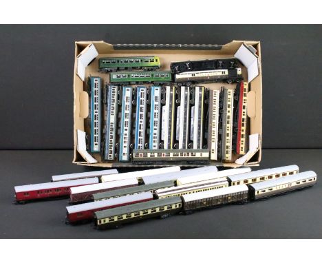 29 OO gauge items of rolling stock to include various coaches and carriages featuring Bachmann, Airfix, Hornby etc 