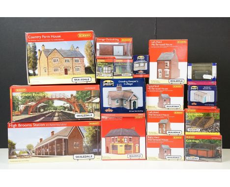 13 Boxed Hornby Skaledale OO gauge trackside buildings to include R9818 High Brooms Station, R9848 Country Farm House, 2 x R9