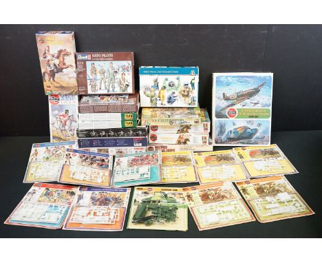 25 Boxed / carded plastic model kits featuring 11 x HO Airfix kits (Sherman Tank, 2 x English Musketeers 1642, 3 x English Pi