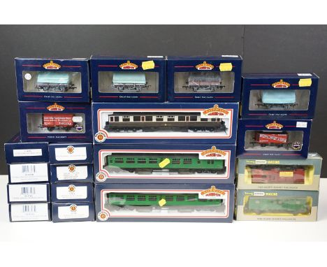 19 Boxed OO gauge items of rolling stock to include 17 x Bachmann to include 34501 63ft Bullied Corridor/Open Brake 2nd BR gr