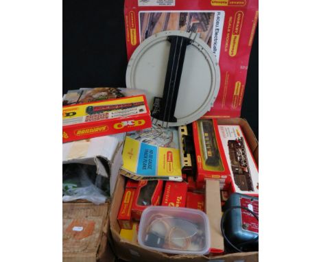 17 Boxed Triang OO gauge items to include locomotives, items of rolling stock, track, etc featuring R855N LNER Flying Scotsma